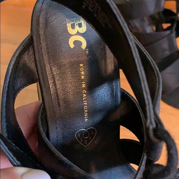 Black vegan wedge for any occasion - Picture 2 of 3